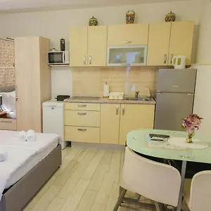 Bliss With Free Parking Apartment Split